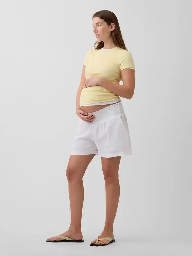 Pantaloncini premaman facili da indossare sotto la pancia