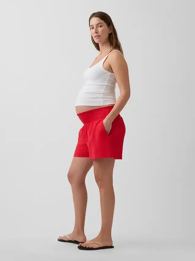 Pantaloncini premaman facili da indossare sotto la pancia