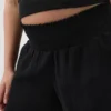 Pantaloncini premaman facili da indossare sotto la pancia