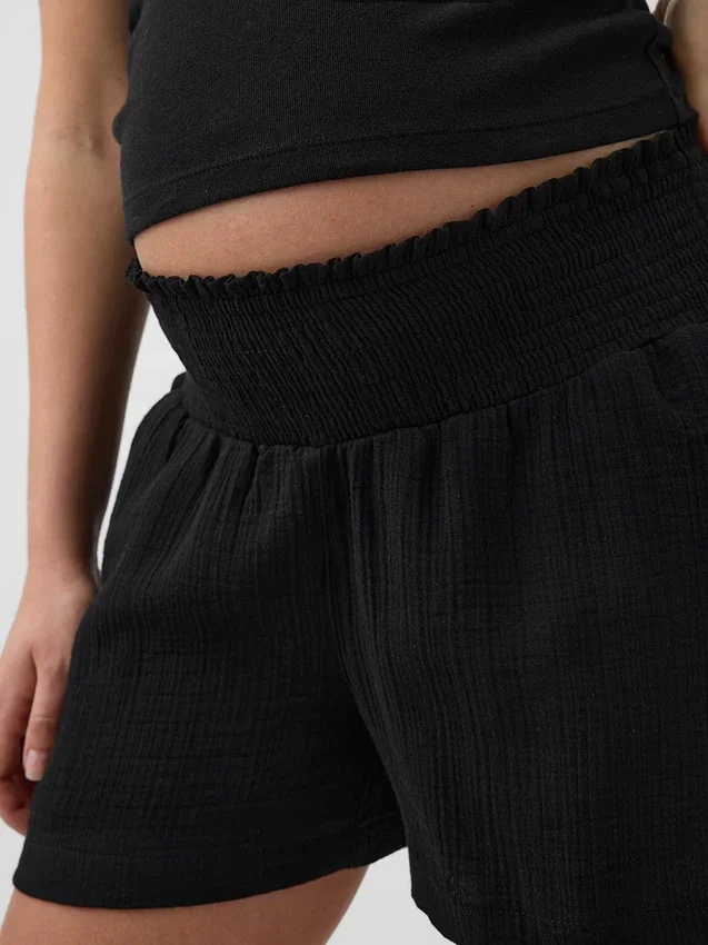 Pantaloncini premaman facili da indossare sotto la pancia