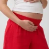 Pantaloncini premaman facili da indossare sotto la pancia
