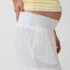 Pantaloncini premaman facili da indossare sotto la pancia