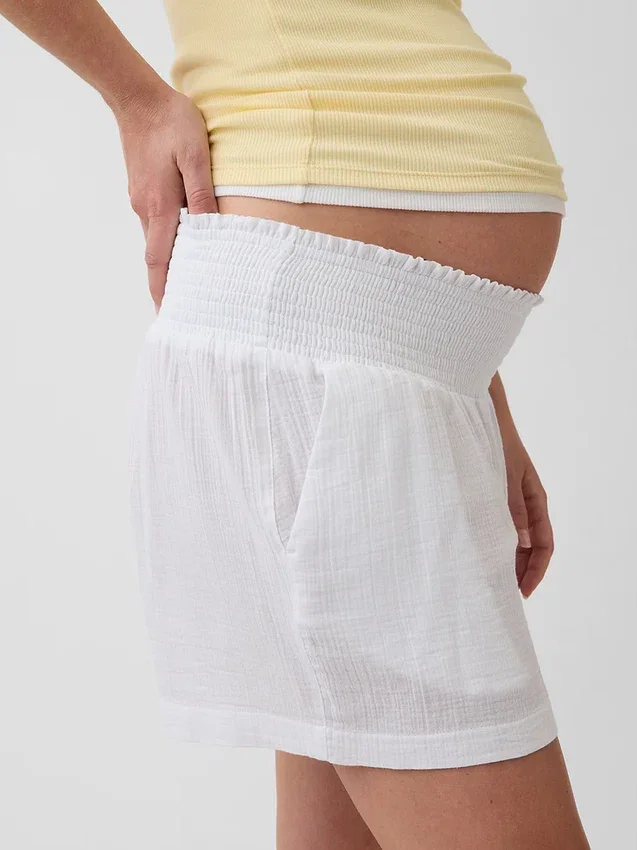 Pantaloncini premaman facili da indossare sotto la pancia