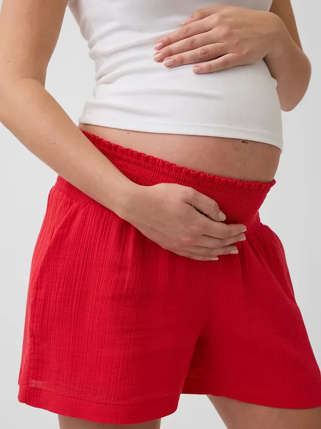 Pantaloncini premaman facili da indossare sotto la pancia