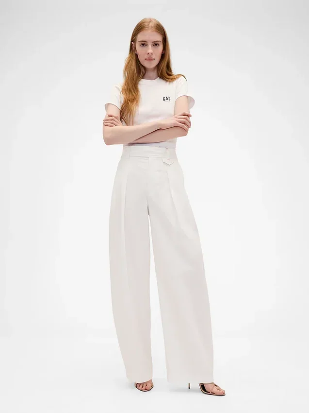 Pantaloni a vita alta con pieghe ad arco GAP × Victoria Beckham