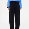 Pantaloni a vita alta con pieghe ad arco GAP × Victoria Beckham