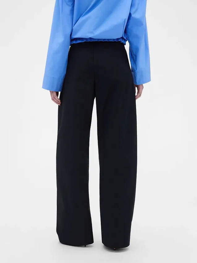 Pantaloni a vita alta con pieghe ad arco GAP × Victoria Beckham