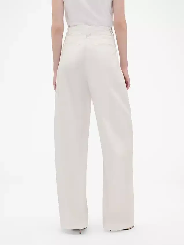 Pantaloni a vita alta con pieghe ad arco GAP × Victoria Beckham