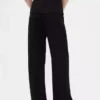 Pantaloni a vita bassa con pieghe e gamba larga 365