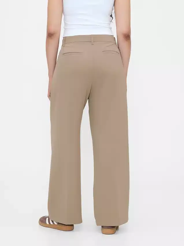 Pantaloni a vita bassa con pieghe e gamba larga 365