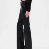 Pantaloni a vita bassa in pelle vegana riciclata, modello lungo e aderente