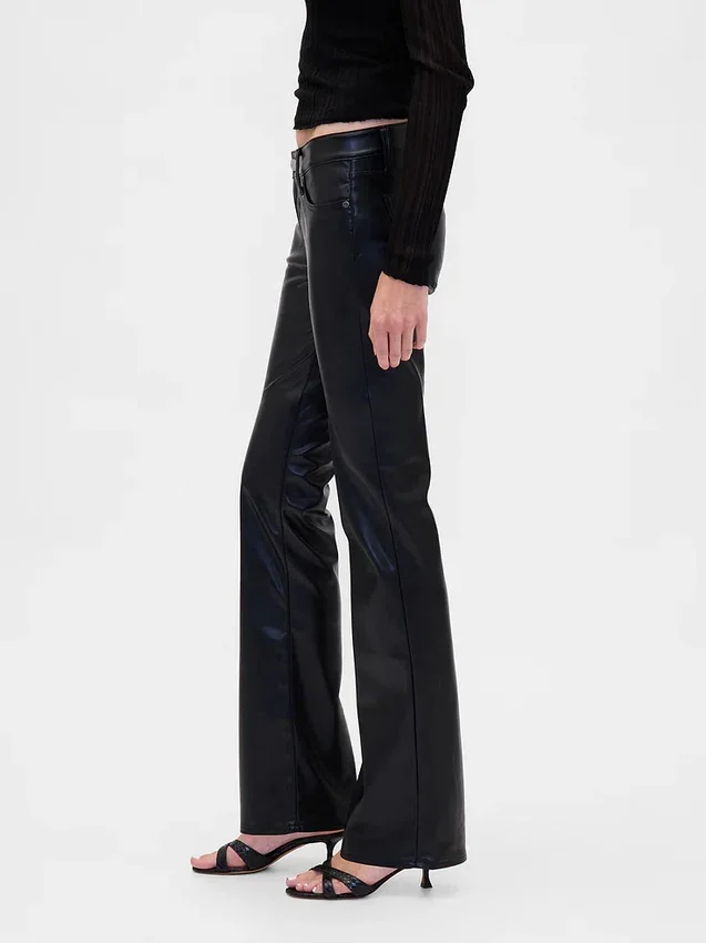 Pantaloni a vita bassa in pelle vegana riciclata, modello lungo e aderente
