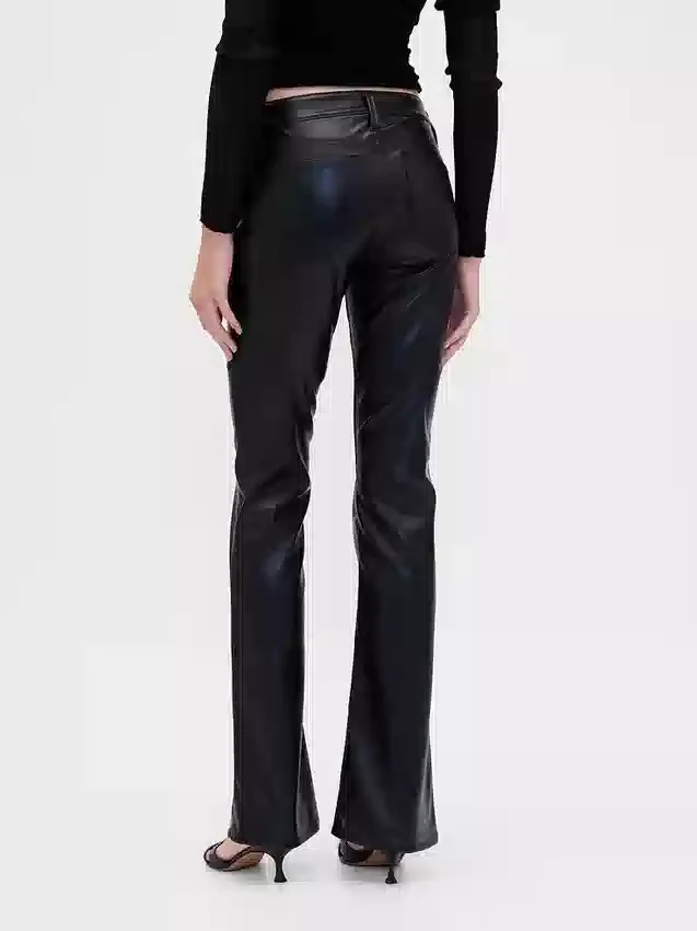 Pantaloni a vita bassa in pelle vegana riciclata, modello lungo e aderente