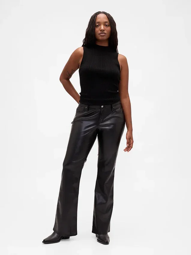 Pantaloni a vita bassa in pelle vegana riciclata, modello lungo e aderente