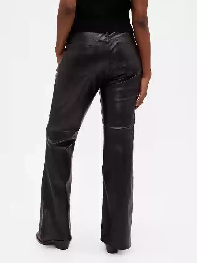 Pantaloni a vita bassa in pelle vegana riciclata, modello lungo e aderente