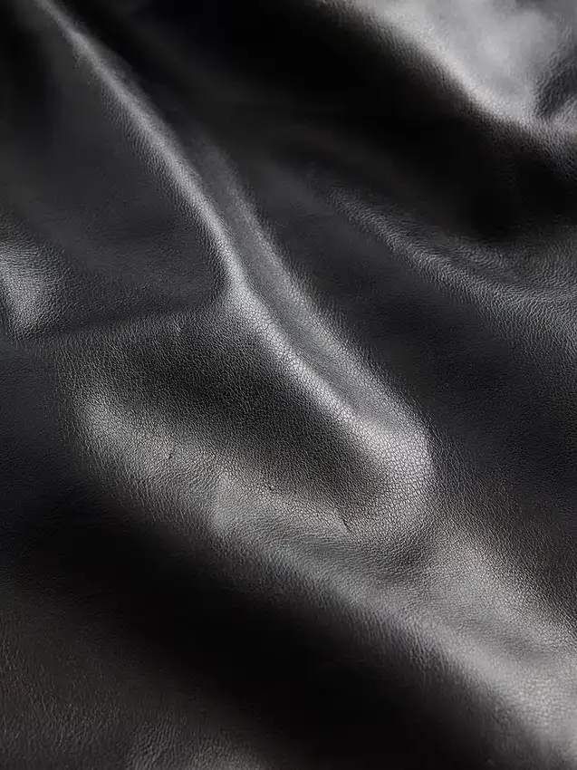 Pantaloni a vita bassa in pelle vegana riciclata, modello lungo e aderente