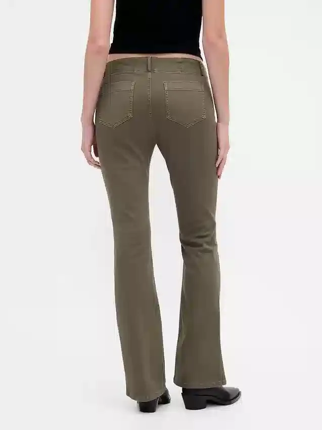 Pantaloni a vita bassa in twill dal taglio lungo e slanciato