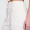 Pantaloni a vita media con occhielli e gamba ampia