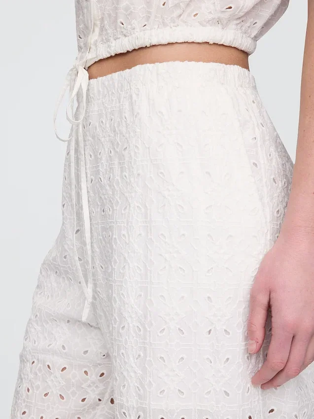 Pantaloni a vita media con occhielli e gamba ampia