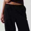 Pantaloni a vita media in popeline, dal taglio morbido e ampio