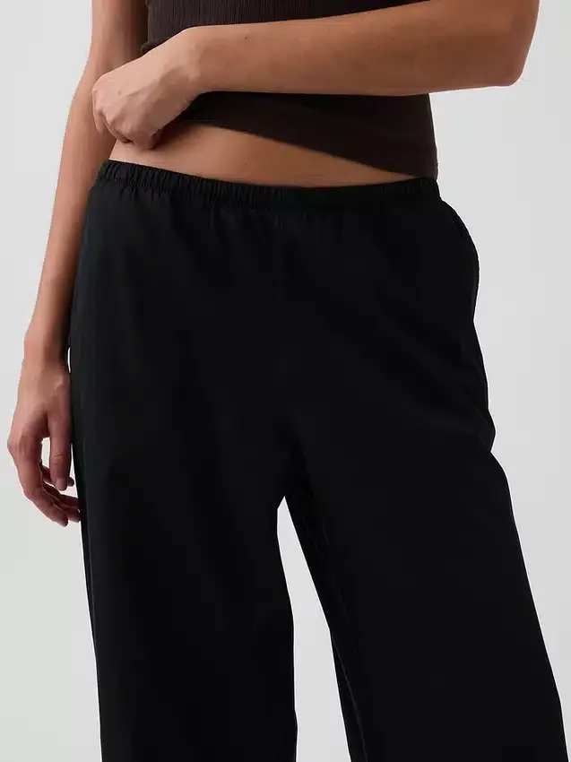 Pantaloni a vita media in popeline, dal taglio morbido e ampio