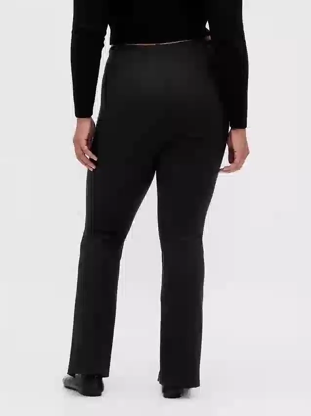 Pantaloni a zampa con orlo a spacco in maglia doppia a vita alta