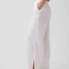 Pantaloni comodi in garza di cotone con orlo a spacco