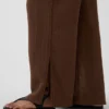 Pantaloni comodi in garza di cotone con orlo a spacco