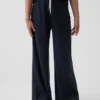 Pantaloni da bambino a gamba larga, comodi e dalla vestibilità rilassata, in maglia a nido d’ape