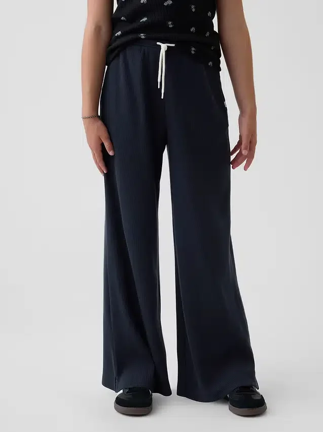 Pantaloni da bambino a gamba larga, comodi e dalla vestibilità rilassata, in maglia a nido d’ape