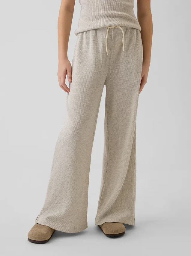 Pantaloni da bambino a gamba larga, comodi e dalla vestibilità rilassata, in maglia a nido d’ape