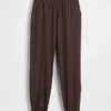 Pantaloni da jogging GapFit Tech a vita alta con orlo con cerniera