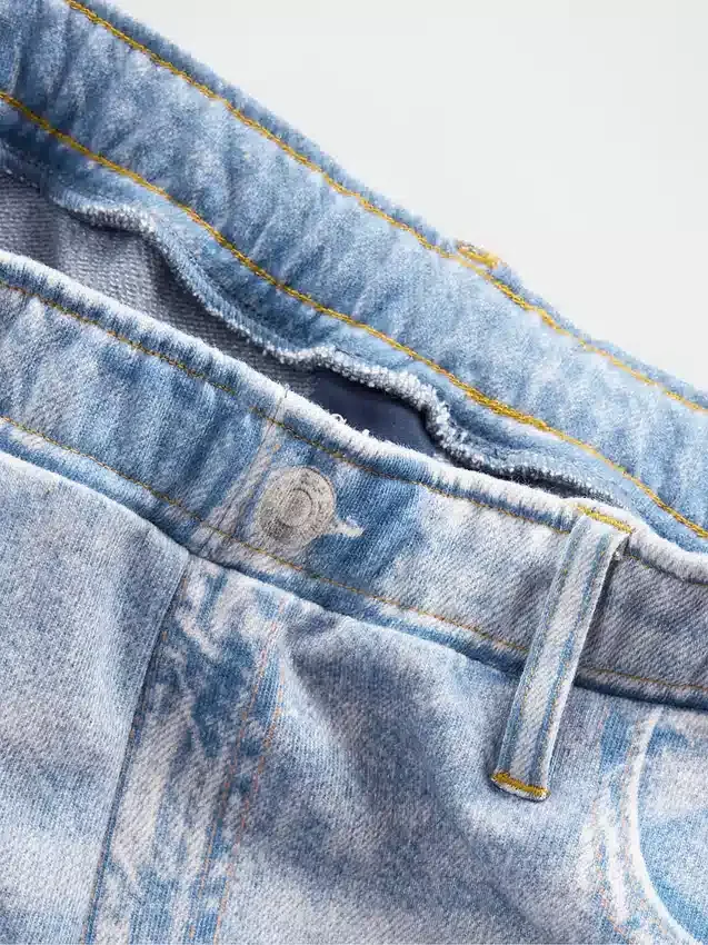 Pantaloni della tuta larghi stampati effetto Jeans