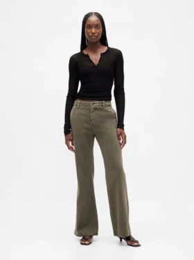 Pantaloni kaki a vita bassa dal taglio ampio e svasato