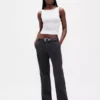 Pantaloni kaki a vita bassa dal taglio ampio e svasato