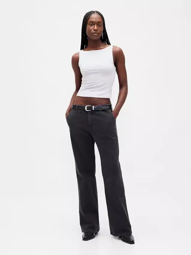 Pantaloni kaki a vita bassa dal taglio ampio e svasato