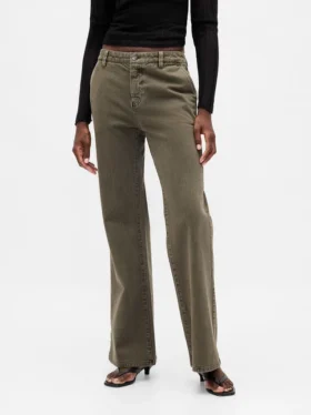 Pantaloni kaki a vita bassa dal taglio ampio e svasato