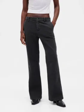 Pantaloni kaki a vita bassa dal taglio ampio e svasato