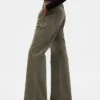 Pantaloni kaki a vita bassa dal taglio ampio e svasato