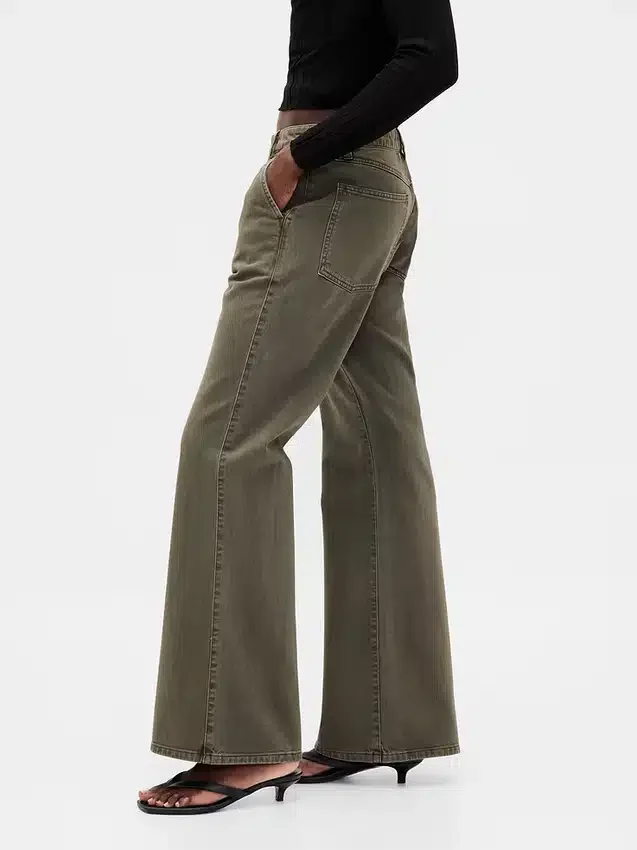 Pantaloni kaki a vita bassa dal taglio ampio e svasato