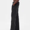Pantaloni kaki a vita bassa dal taglio ampio e svasato