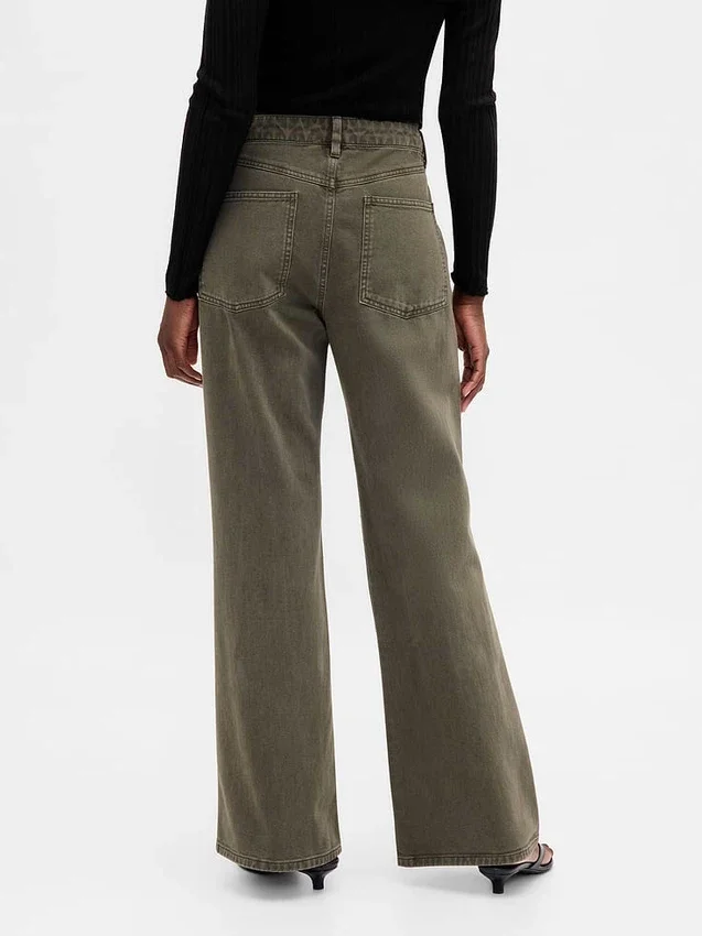 Pantaloni kaki a vita bassa dal taglio ampio e svasato
