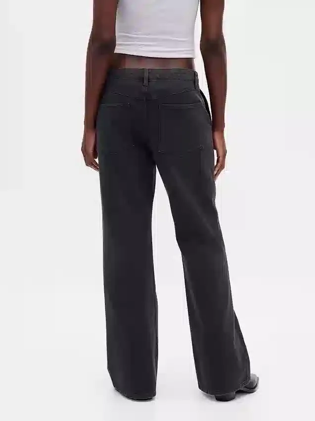 Pantaloni kaki a vita bassa dal taglio ampio e svasato