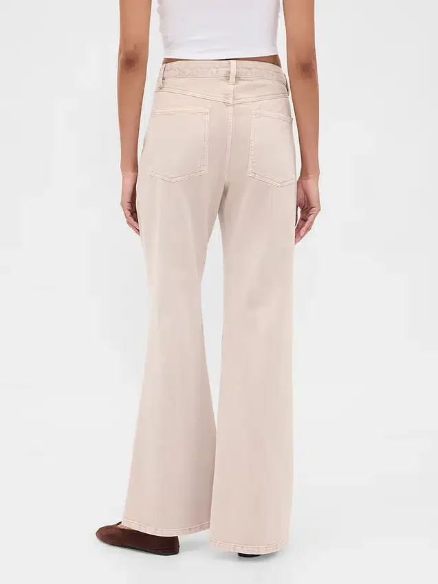 Pantaloni kaki a vita bassa dal taglio ampio e svasato