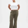 Pantaloni kaki a vita bassa dal taglio ampio e svasato