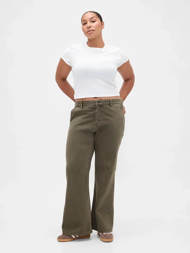 Pantaloni kaki a vita bassa dal taglio ampio e svasato