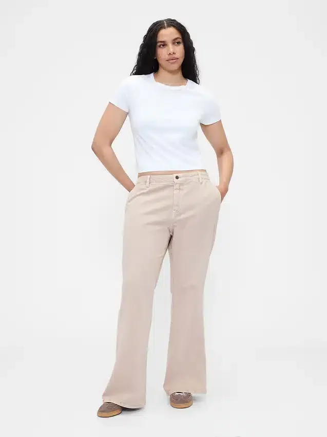 Pantaloni kaki a vita bassa dal taglio ampio e svasato