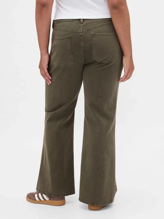 Pantaloni kaki a vita bassa dal taglio ampio e svasato