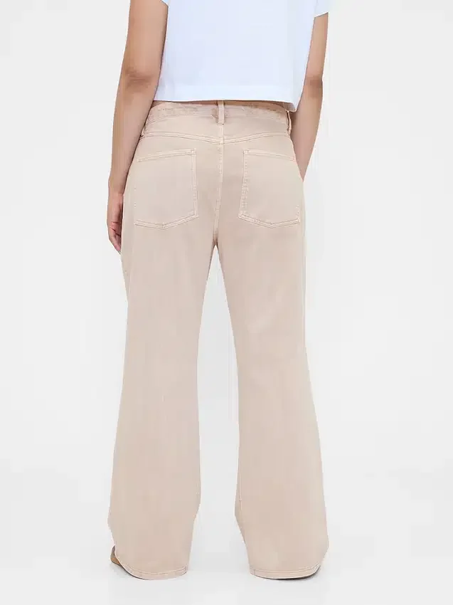 Pantaloni kaki a vita bassa dal taglio ampio e svasato