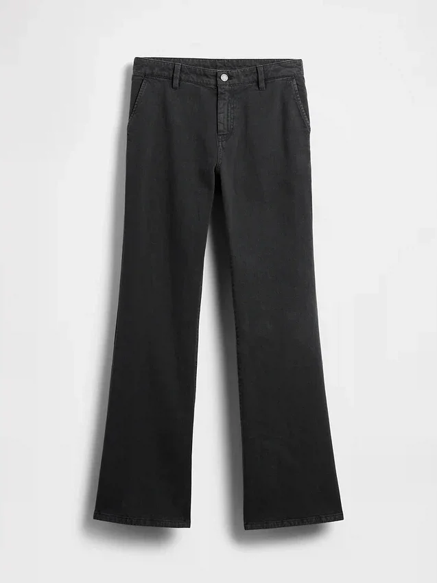 Pantaloni kaki a vita bassa dal taglio ampio e svasato
